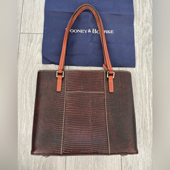 Dooney & Bourke Tote Bag in EUC. Comes w/branded dustbag. Absolutely beautiful. - Picture 3 of 14